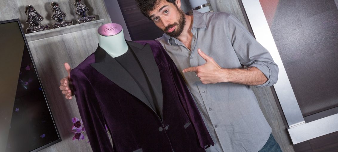 Nick Schulman posing with the Purple Jacket at the 2017 Poker Masters.