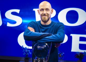 Stephen Chidwick posing with the 2018 U.S. Poker Open trophy!